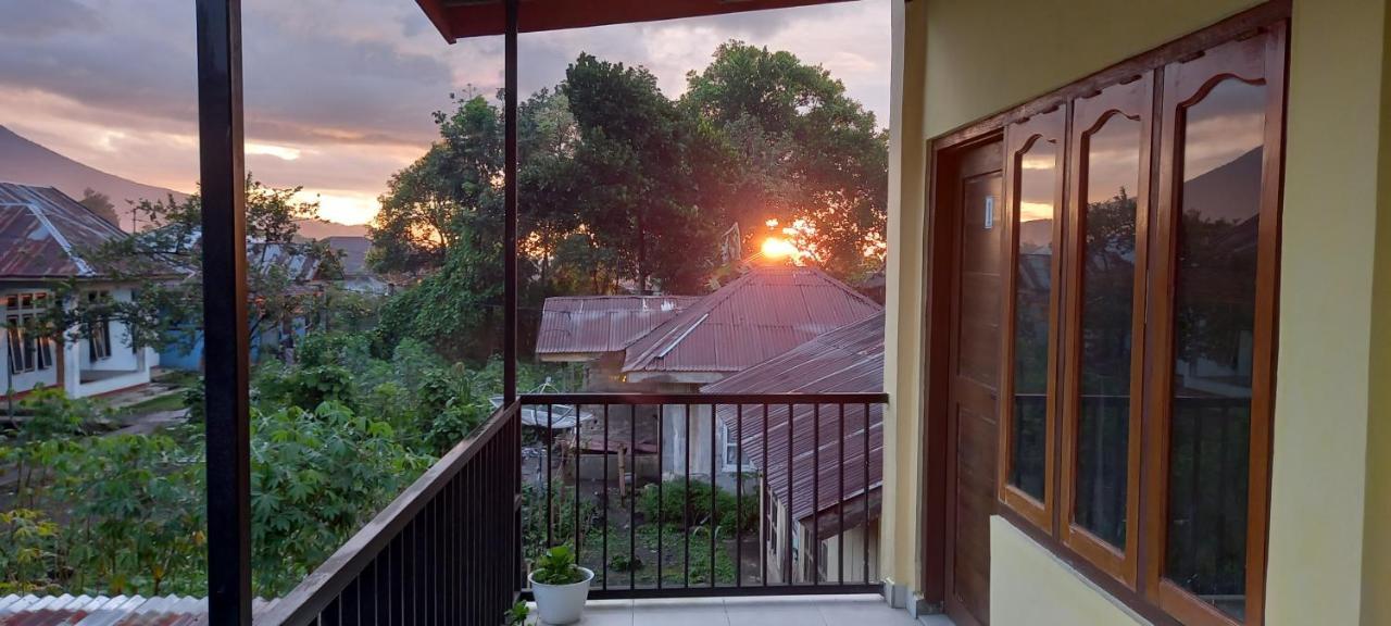 Tange Guest House Рутенг Экстерьер фото