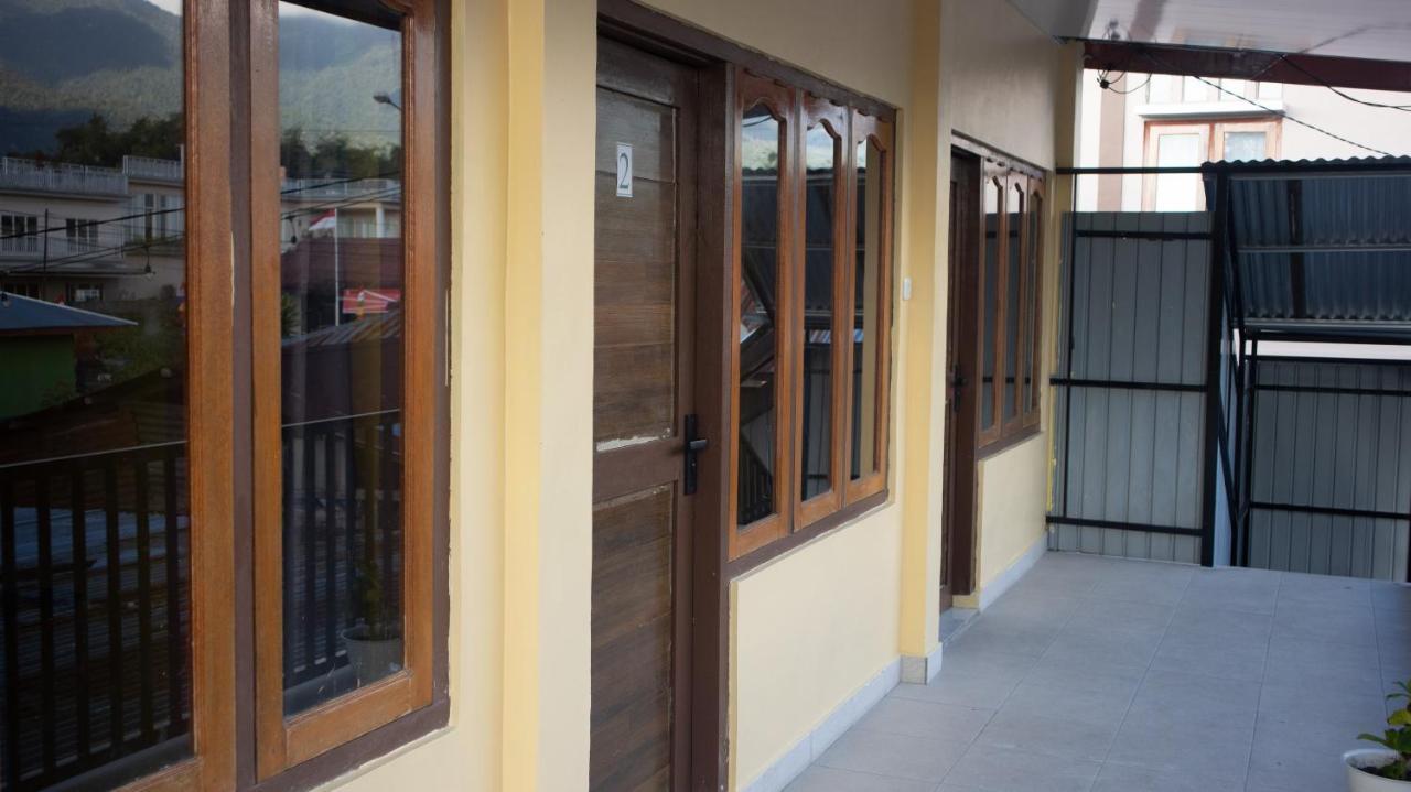 Tange Guest House Рутенг Экстерьер фото