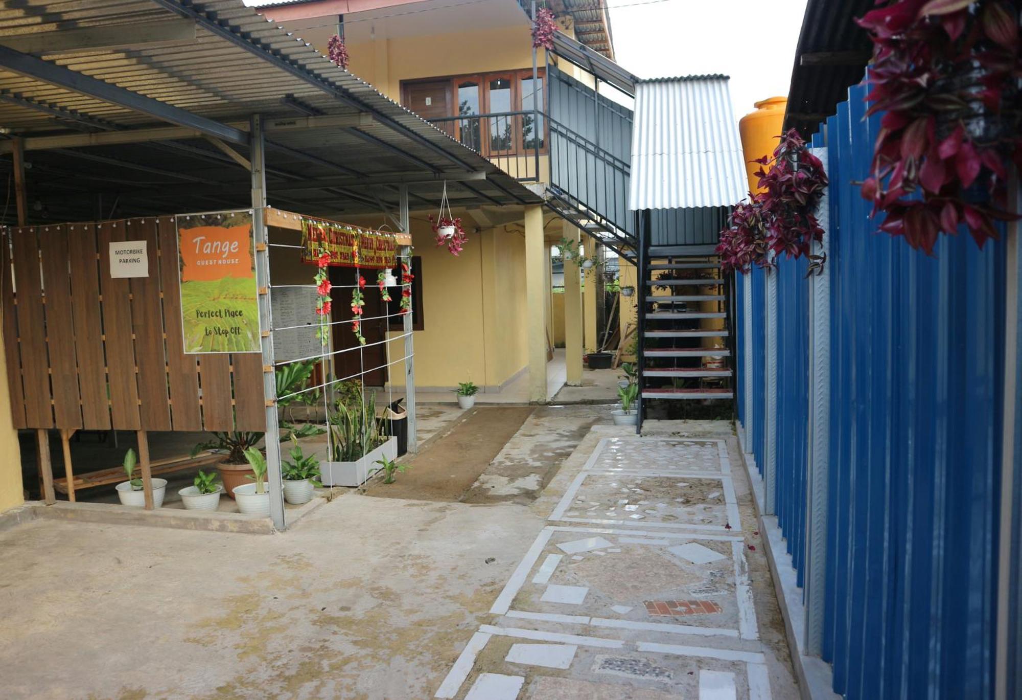 Tange Guest House Рутенг Экстерьер фото