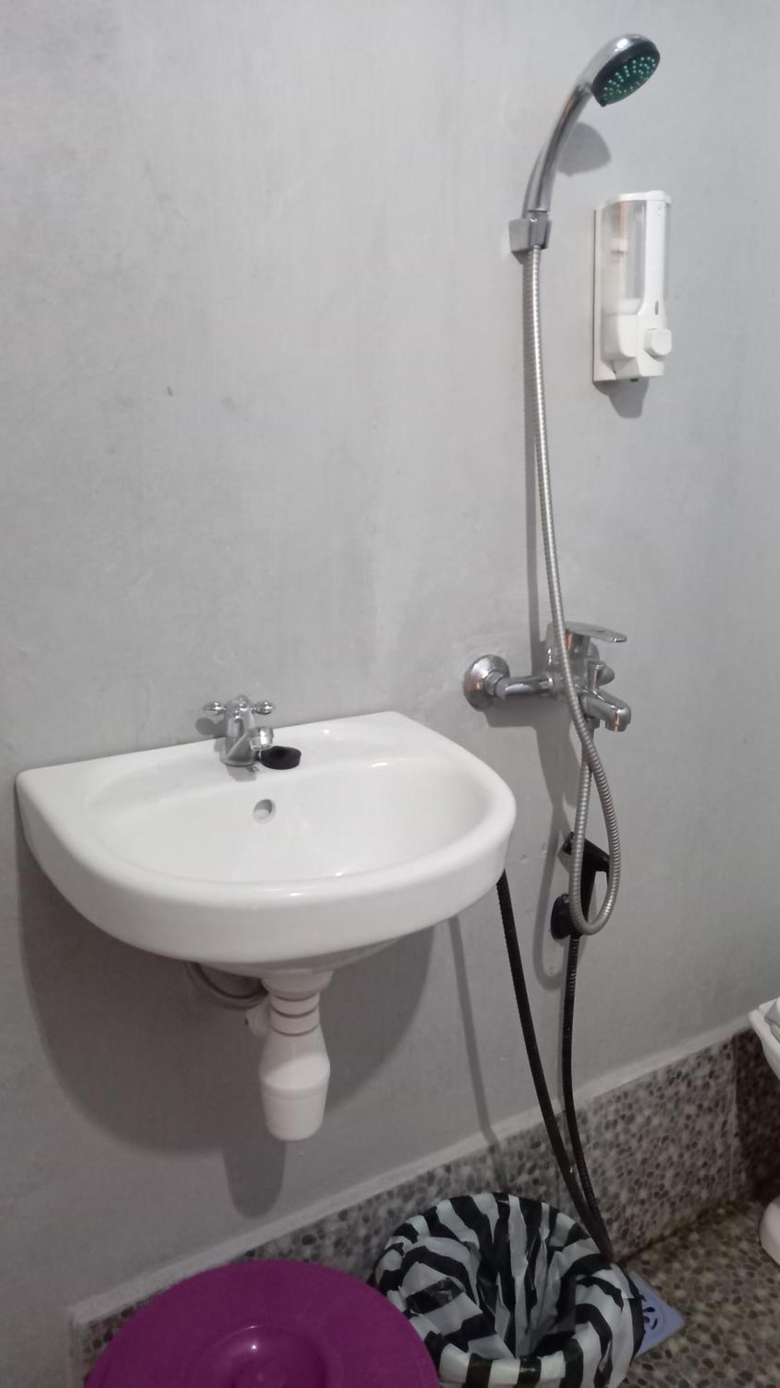 Tange Guest House Рутенг Экстерьер фото