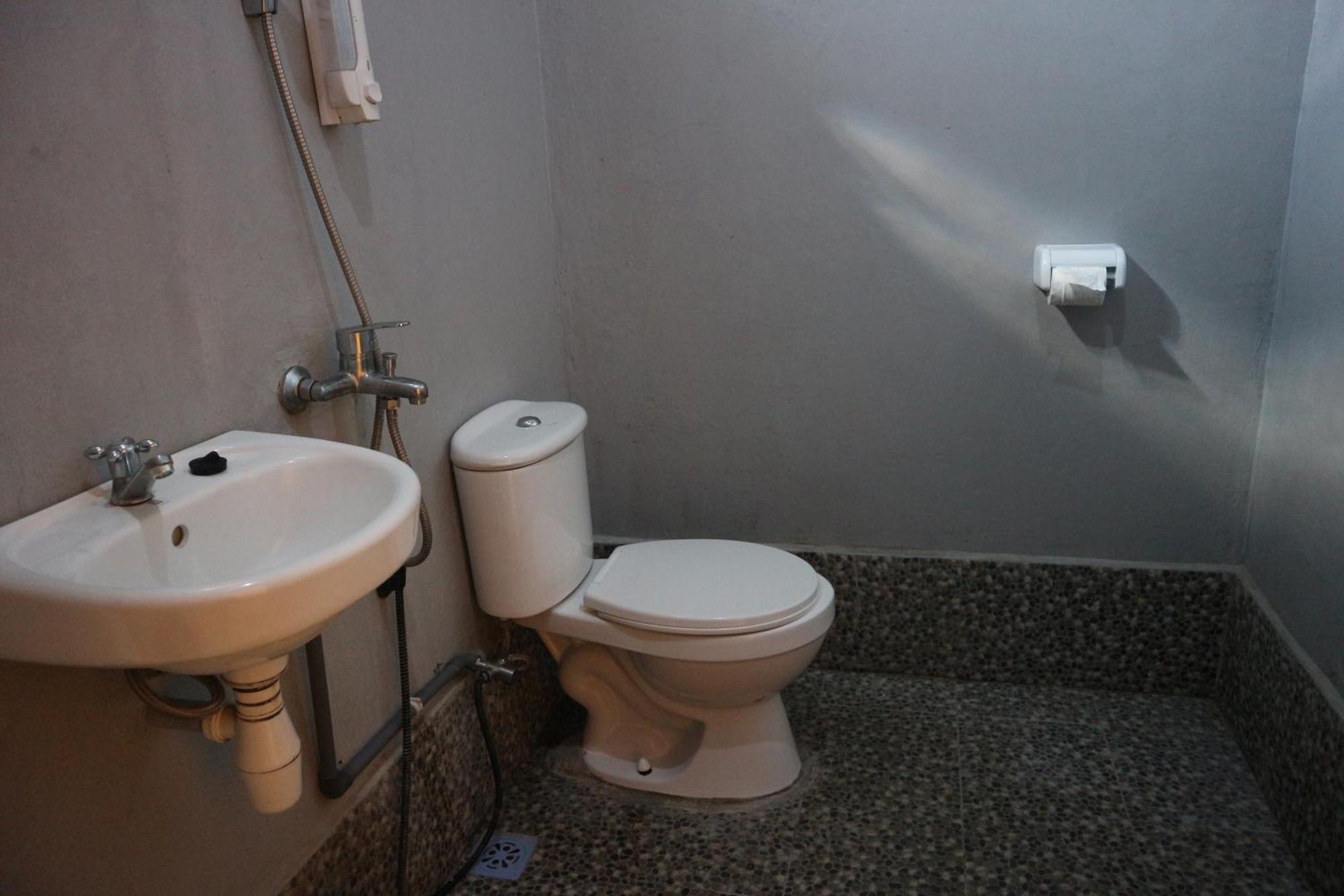 Tange Guest House Рутенг Экстерьер фото