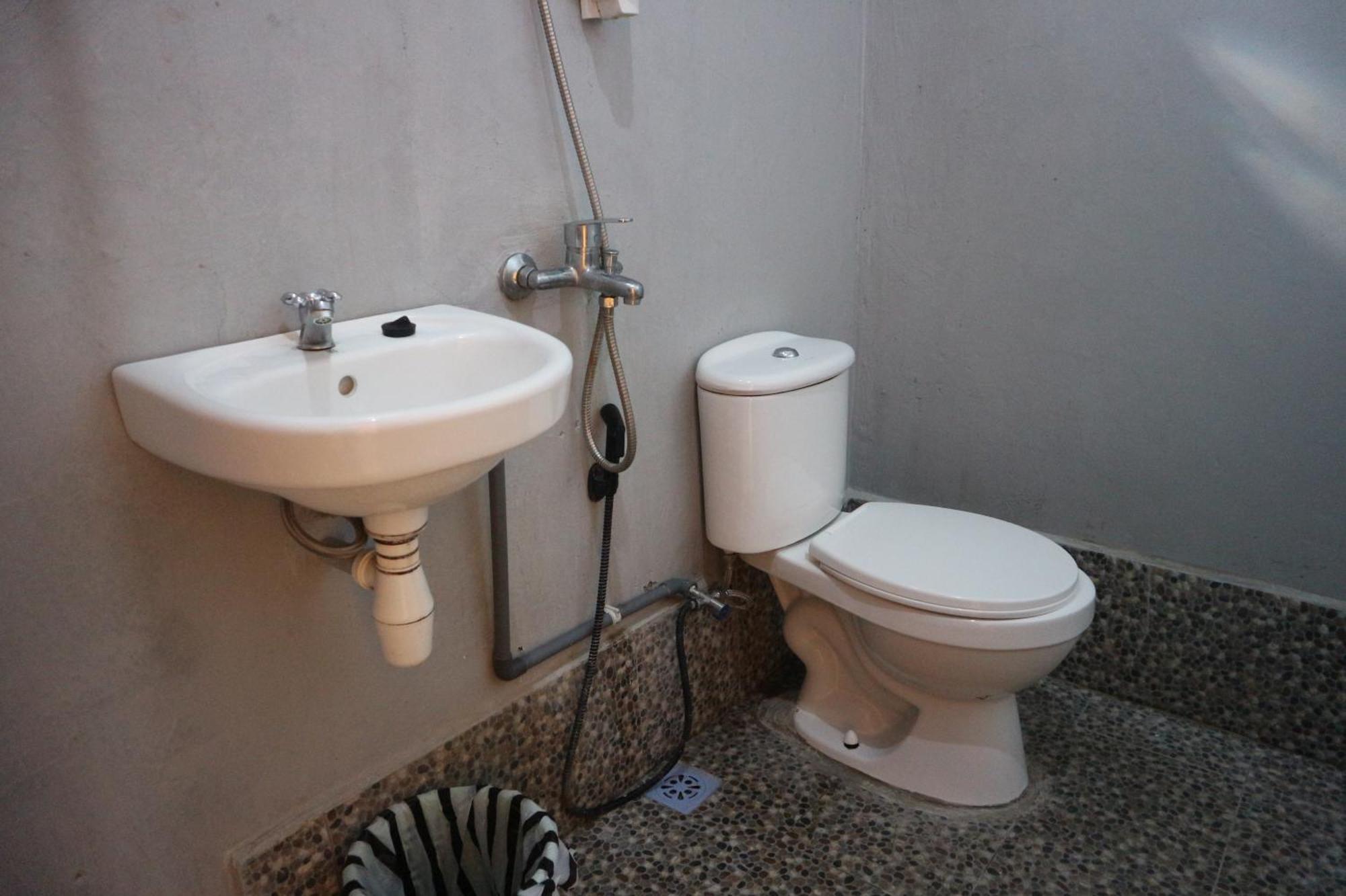 Tange Guest House Рутенг Экстерьер фото
